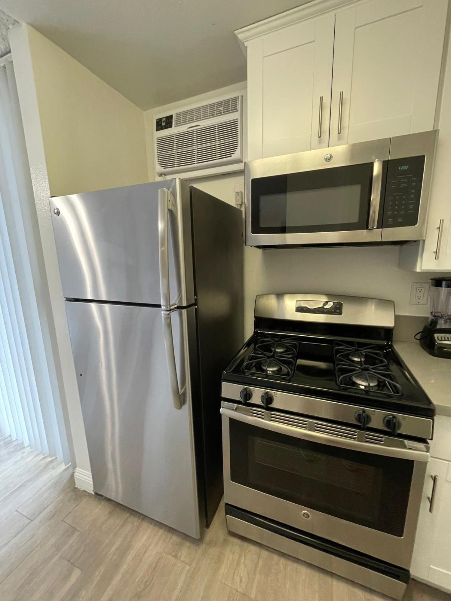 Hollywood Spectacular Loft Free Designated Parking *