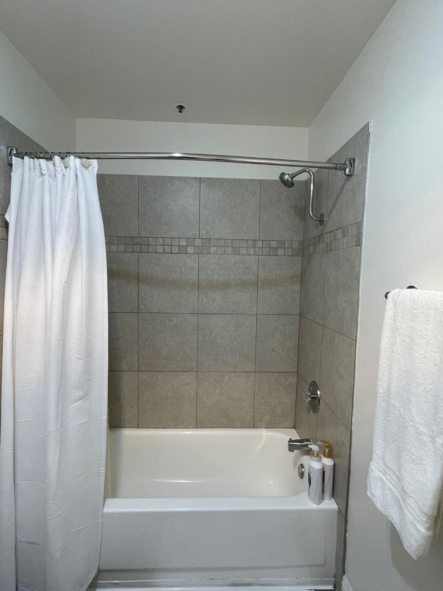 Hollywood Spectacular Loft Free Designated Parking Apartment