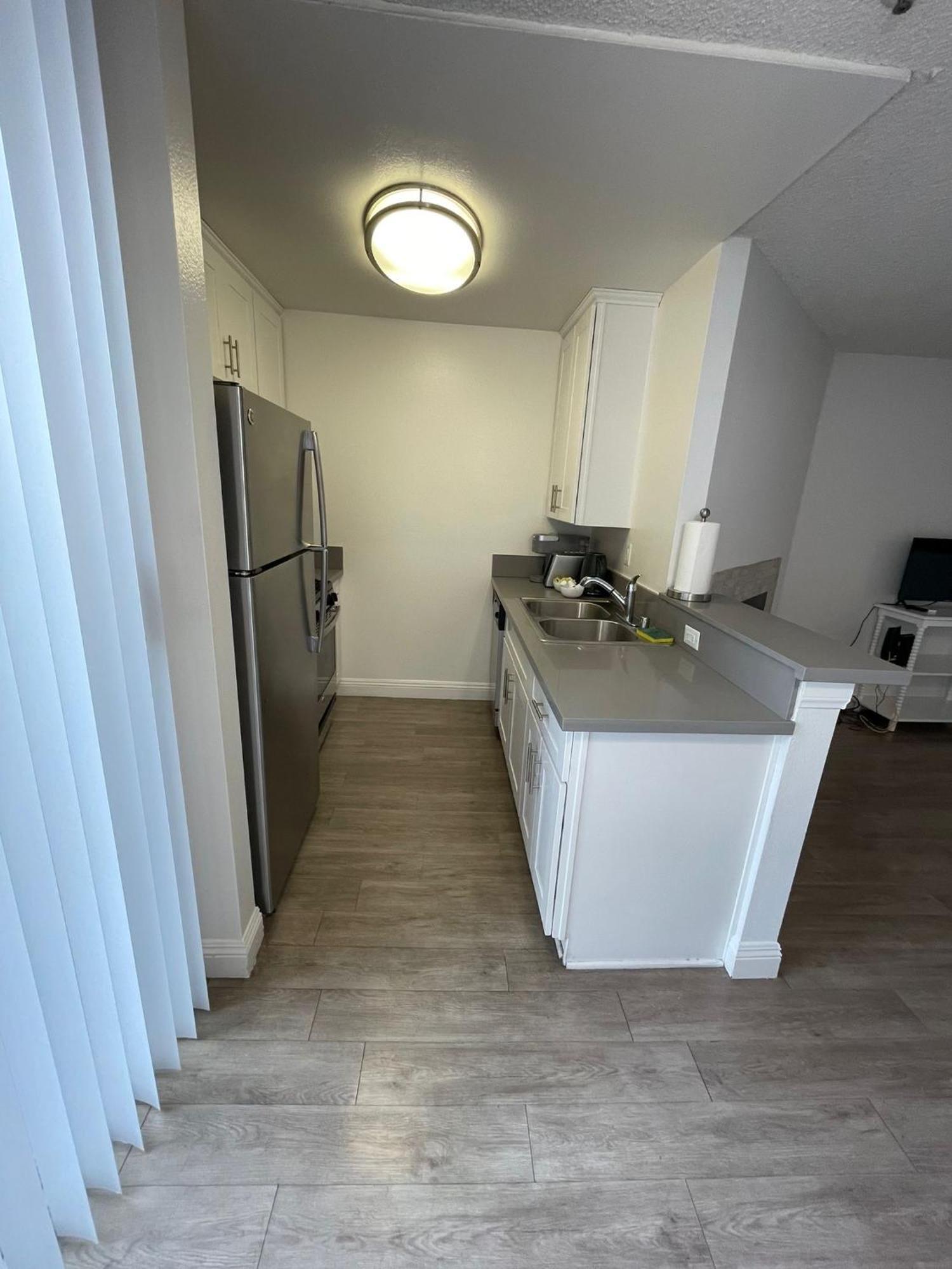 Hollywood Spectacular Loft Free Designated Parking Apartment *